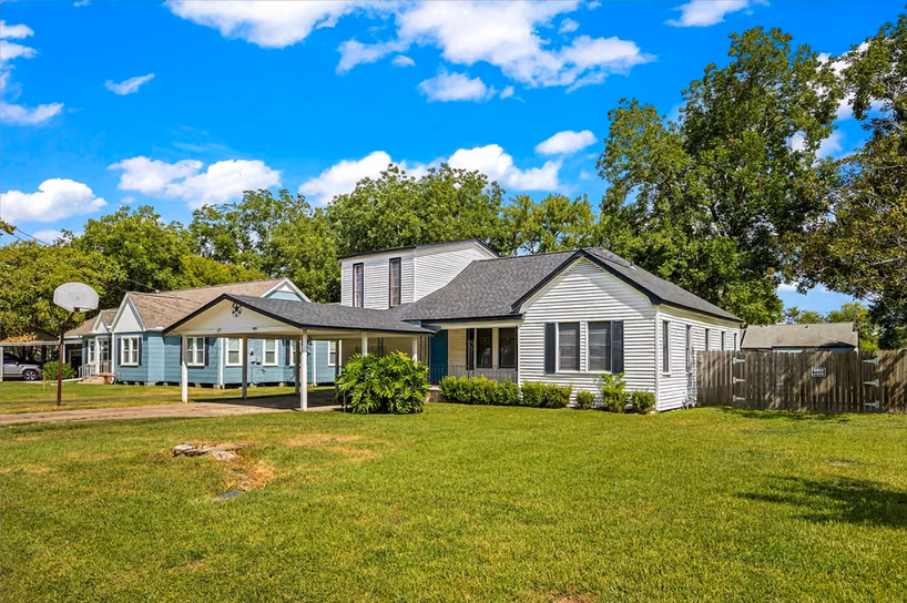 Photo 3 of 209 South Street, Baytown, TX