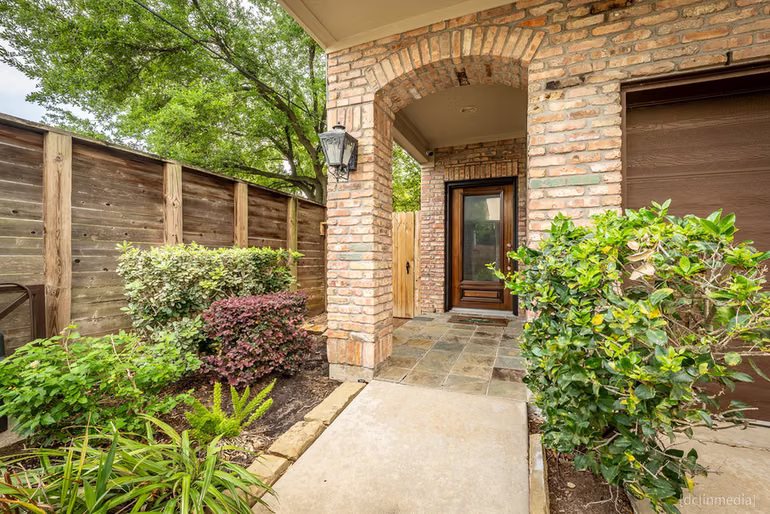 Photo 5 of 1258 Sampson Street, Houston, TX