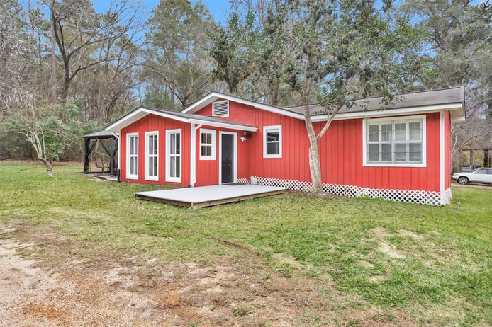 Photo 2 of 1607 E Pine Lake Circle, Conroe, TX