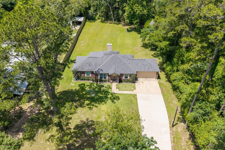 Photo 2 of 198 Oak Hollow Boulevard, Magnolia, TX