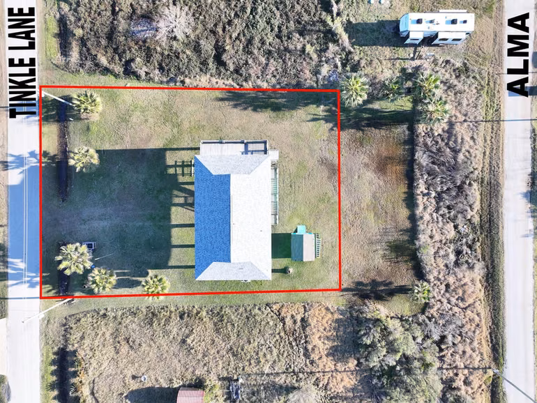 Photo 3 of 911 S Tinkle Lane, Crystal Beach, TX