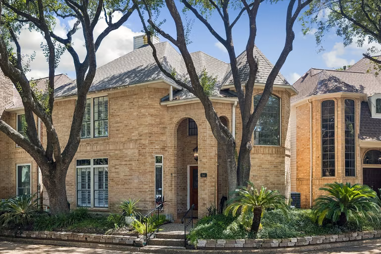 Photo 2 of 56 Bayou Pointe Drive, Houston, TX