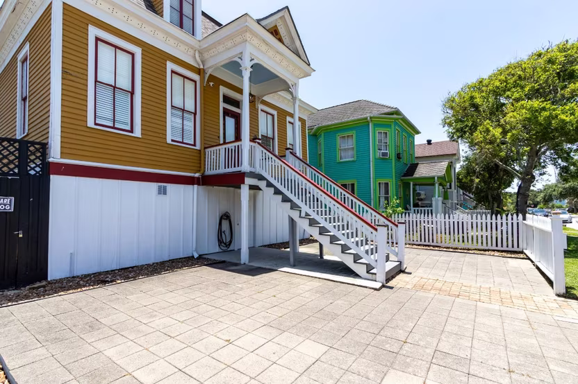Photo 3 of 1905 Avenue M 1/2, Galveston, TX