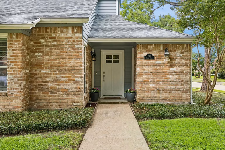 Photo 3 of 1902 Eagle Falls Street, Houston, TX