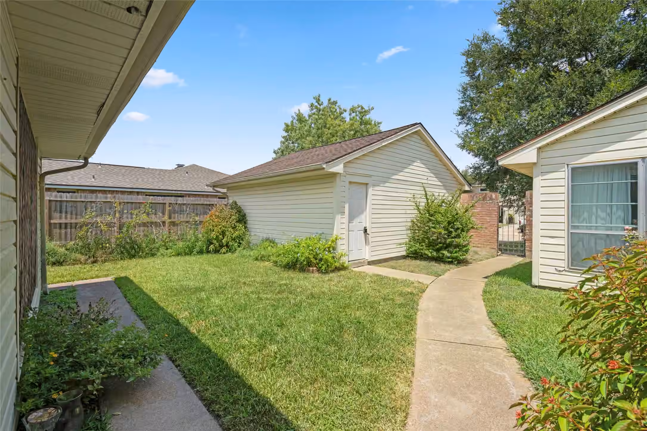 Photo 3 of 422 W Castle Harbour Dr, Friendswood, TX