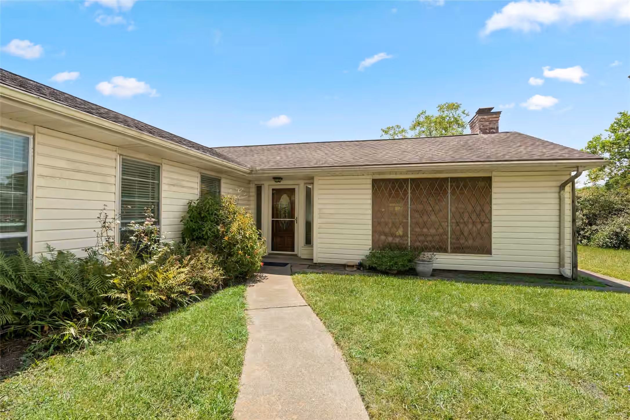 Photo 4 of 422 W Castle Harbour Dr, Friendswood, TX