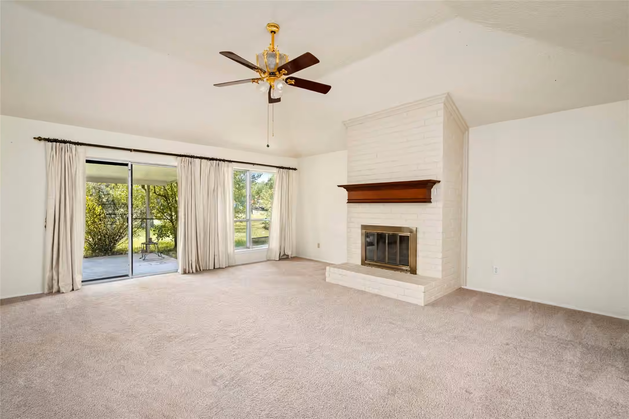 Photo 5 of 422 W Castle Harbour Dr, Friendswood, TX