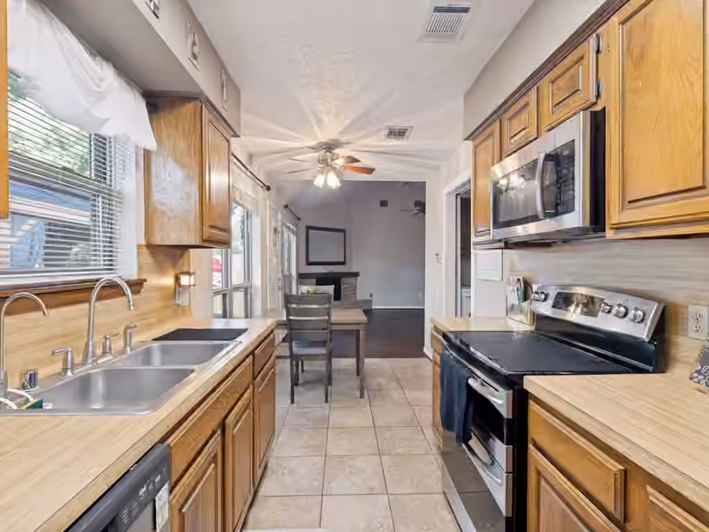 Photo 4 of 1615 Pecan Hollow Street, Pearland, TX