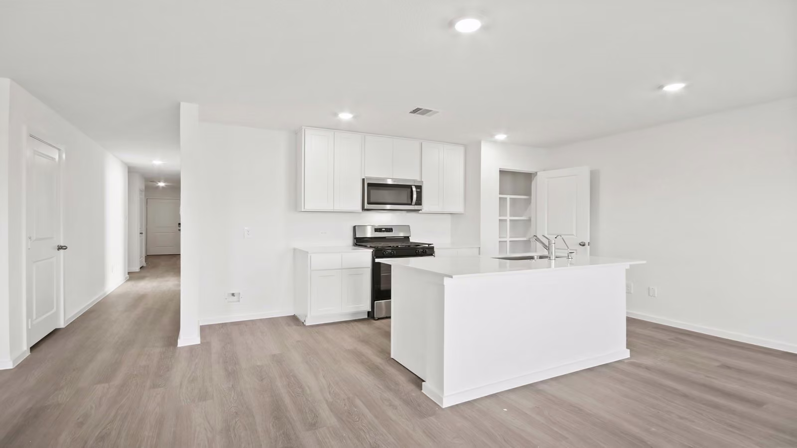 Photo 5 of 2702 Alamonte Drive, Sealy, TX