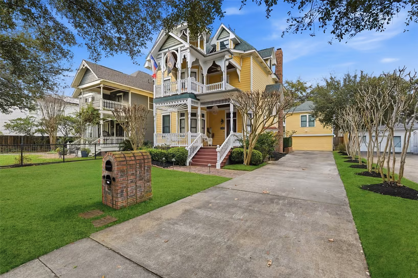 Photo 2 of 619 E 7th 1/2 Street, Houston, TX