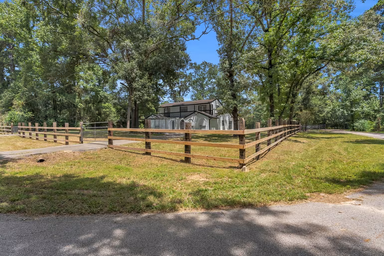 Photo 2 of 33102 Rollingwood Drive, Pinehurst, TX
