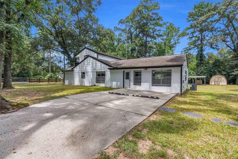 Photo 5 of 33102 Rollingwood Drive, Pinehurst, TX