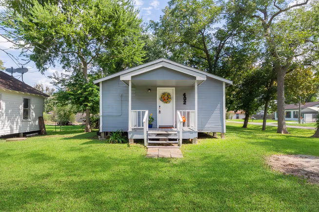 Photo 2 of 402 W Camp Street, Brazoria, TX