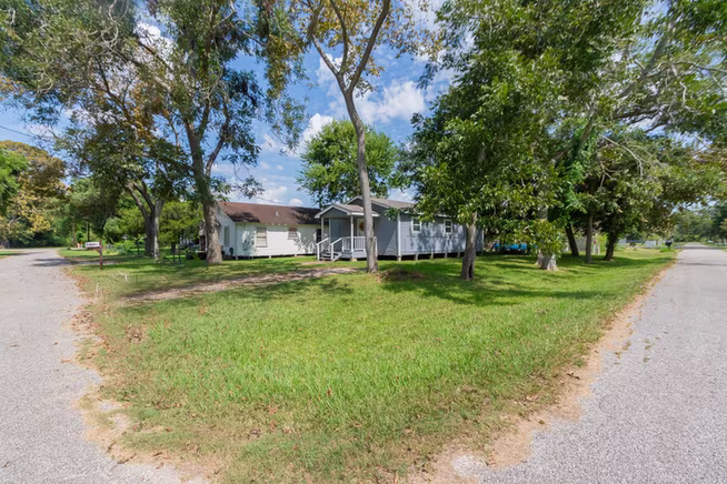 Photo 3 of 402 W Camp Street, Brazoria, TX