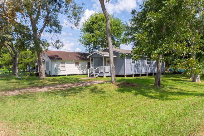 Photo 4 of 402 W Camp Street, Brazoria, TX
