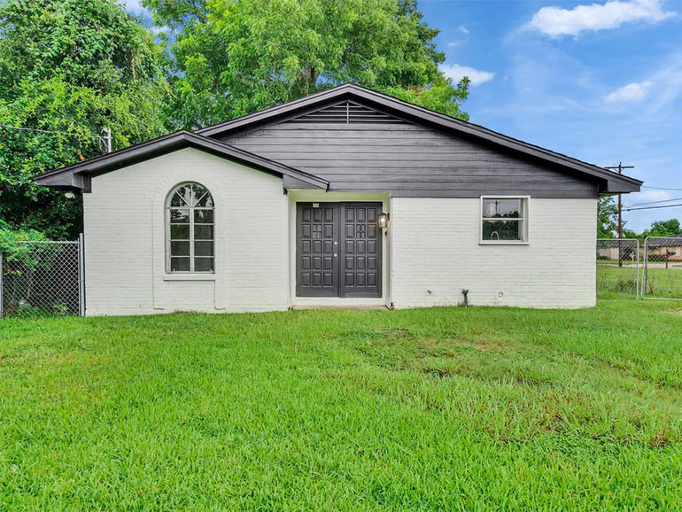 Photo of 502 N Oak Street, Texas City, TX