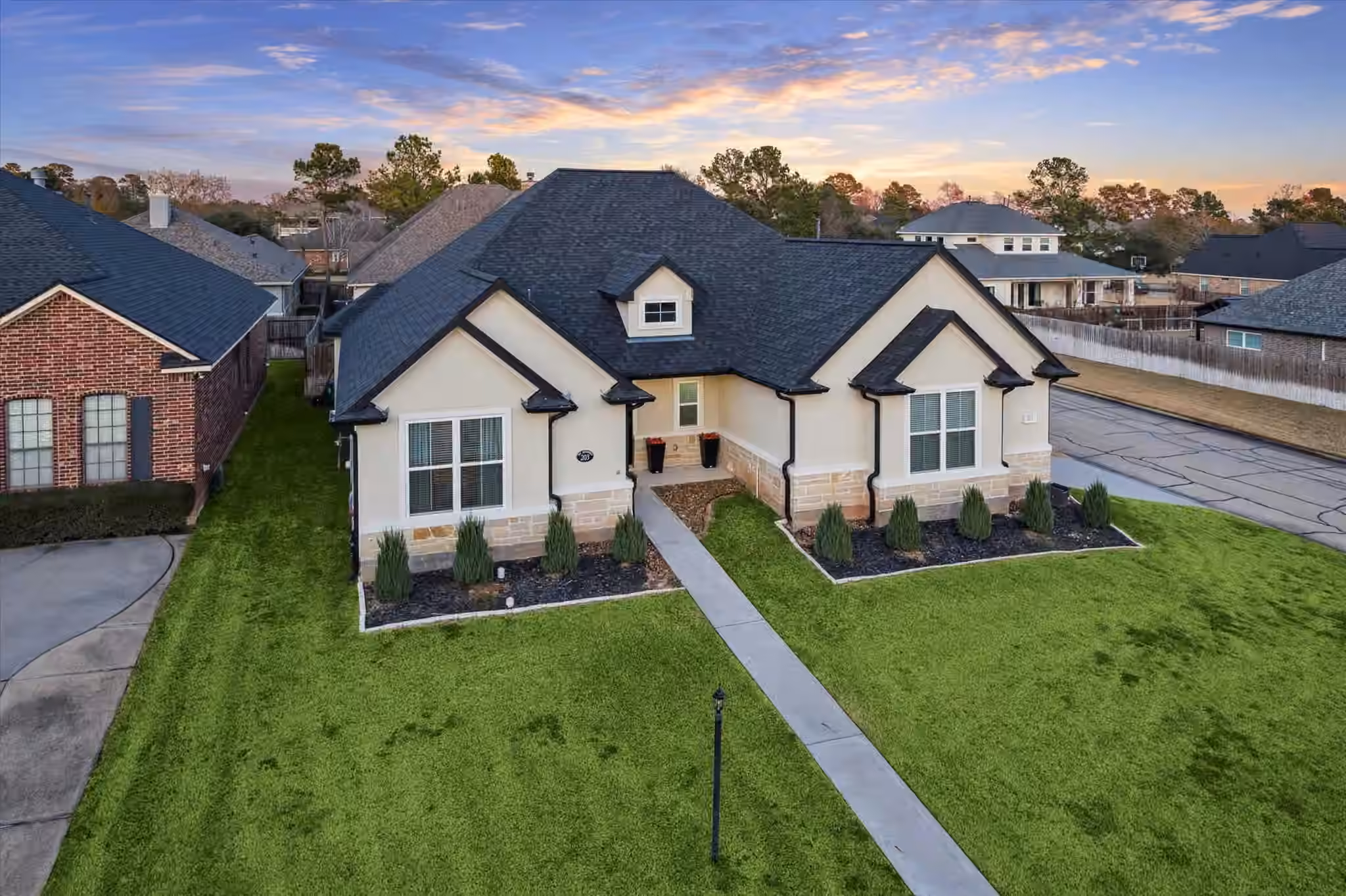 Photo of 203 Hampton Glen Road, Montgomery, TX 77356