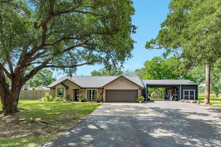 Photo 3 of 302 E Bronco Bend Street, Angleton, TX