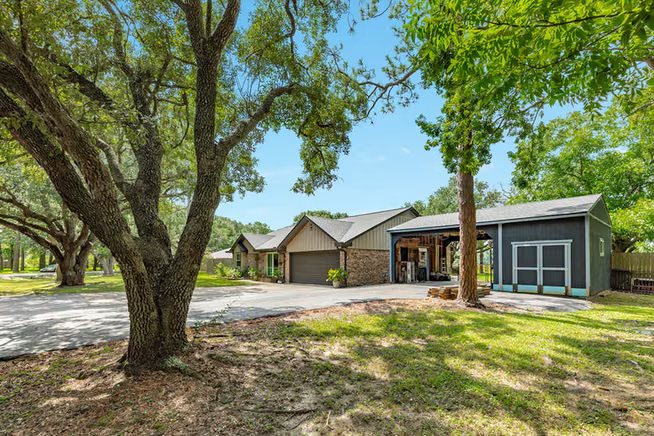Photo 5 of 302 E Bronco Bend Street, Angleton, TX