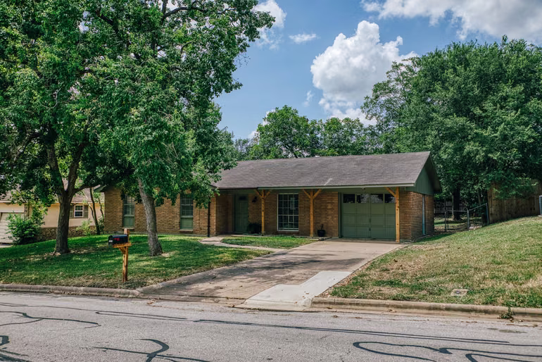 Photo 6 of 2414 Airline Drive, Brenham, TX