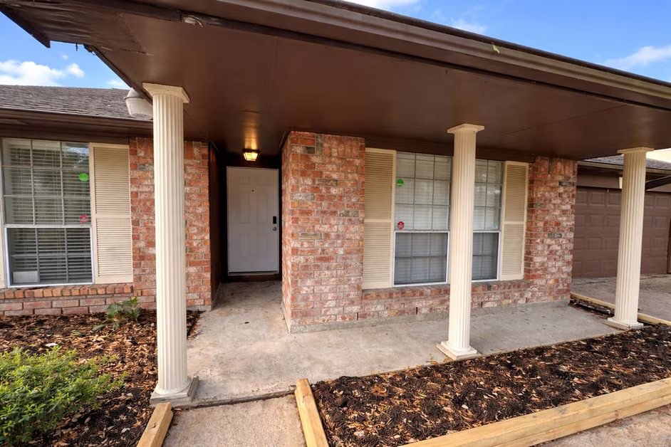 Photo 2 of 11915 Fallbrook Drive, Houston, TX