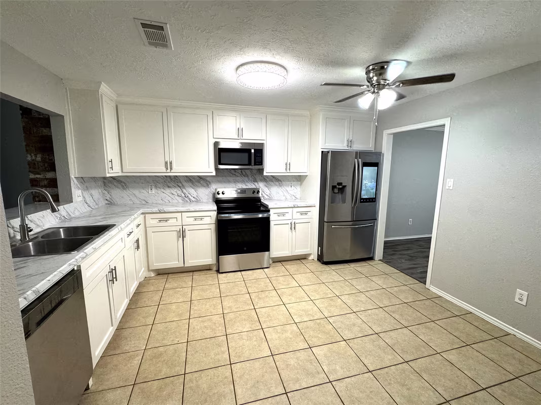 Photo 4 of 11915 Fallbrook Drive, Houston, TX