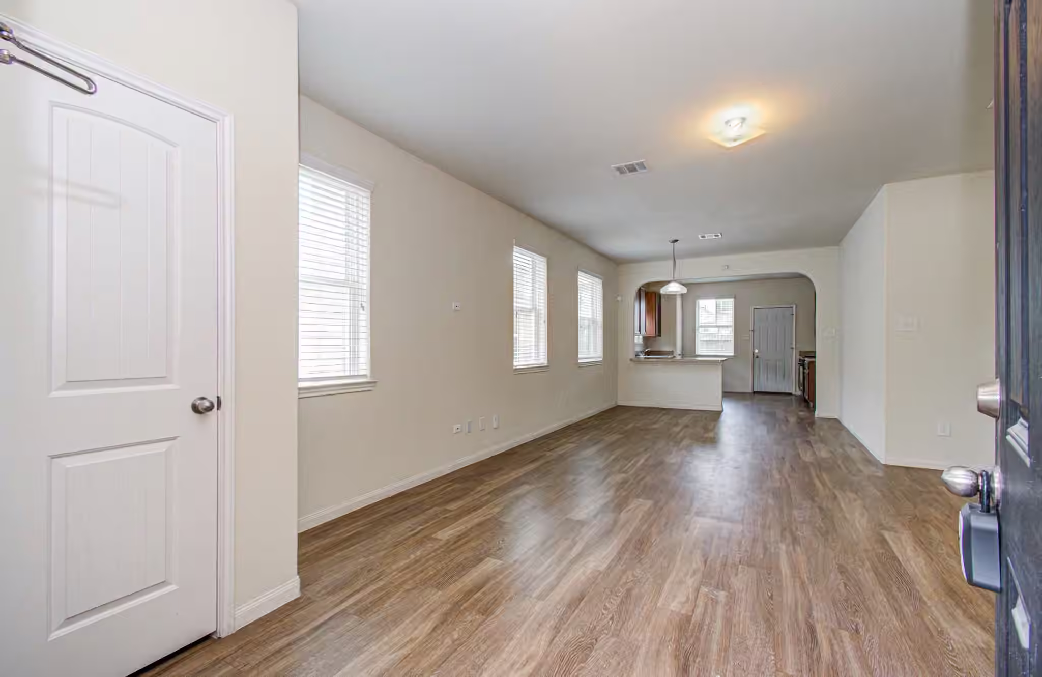 Photo 4 of 10335 Solitude Way, Houston, TX