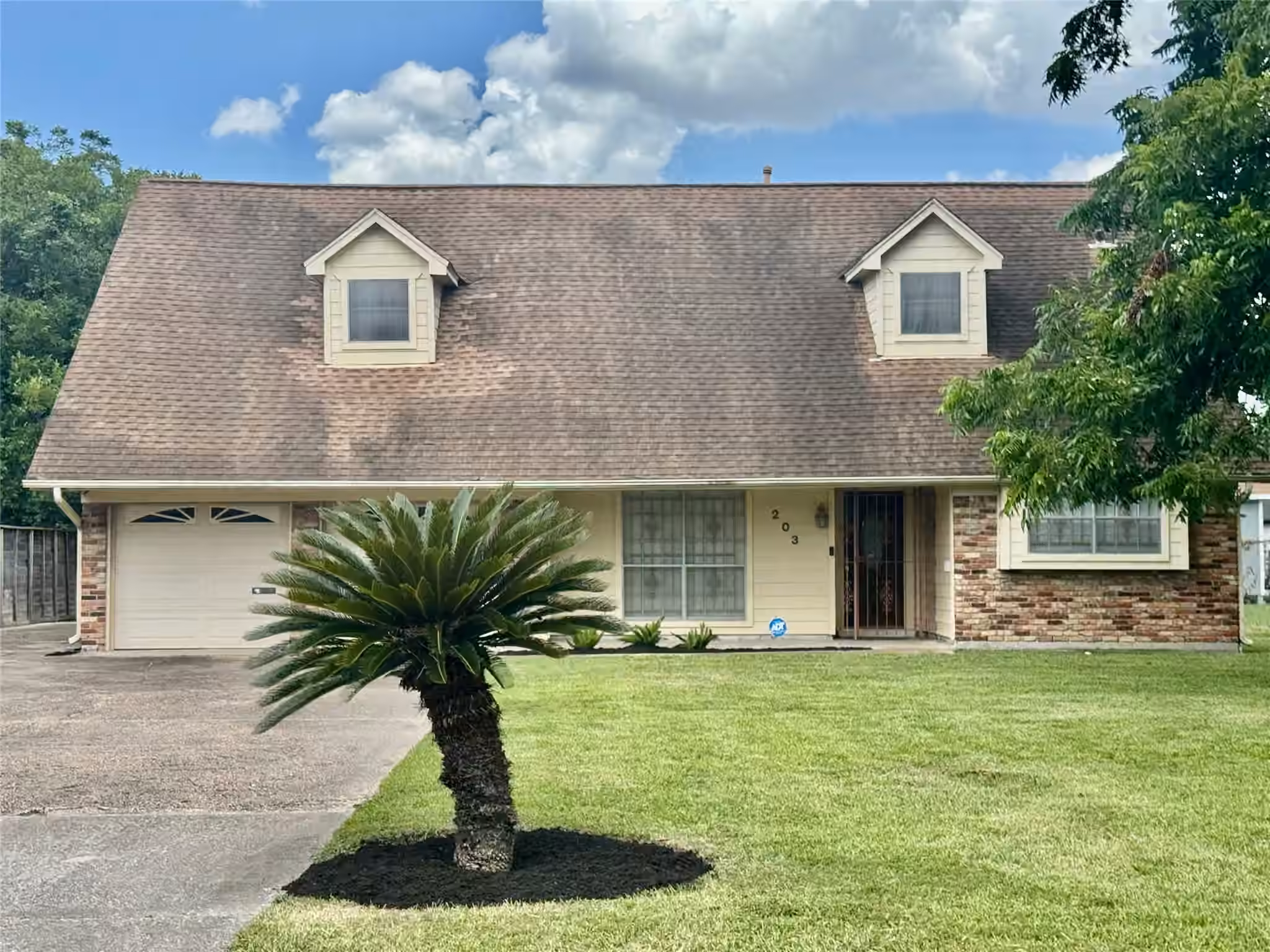 Photo of 203 E Thornton Road, Houston, TX 77022