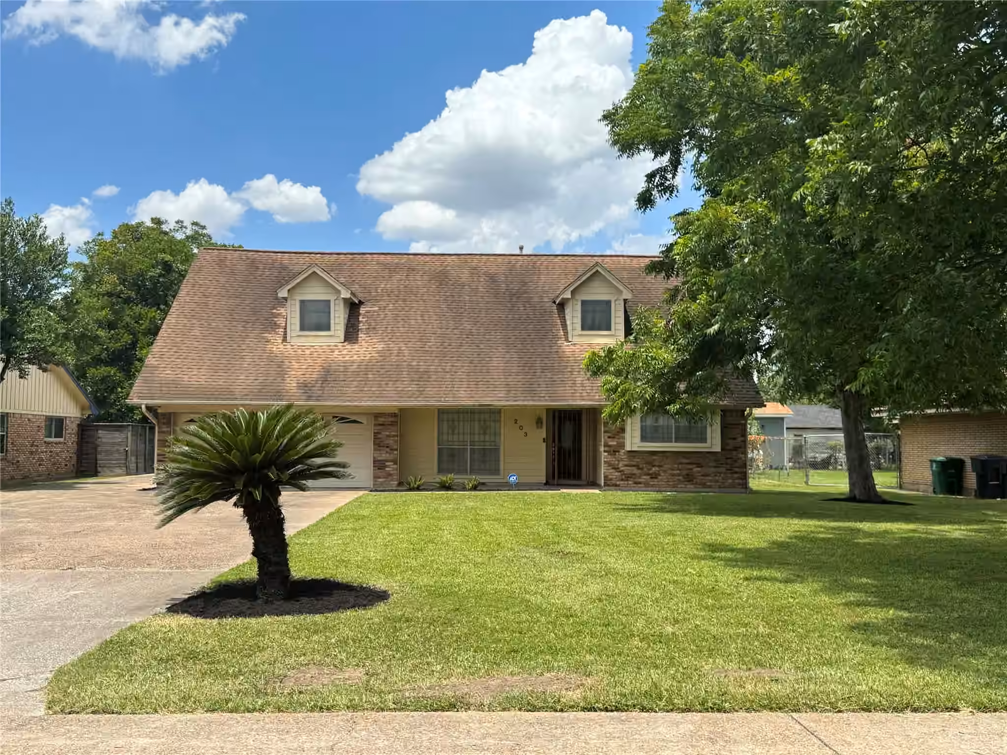 Photo 2 of 203 E Thornton Road, Houston, TX