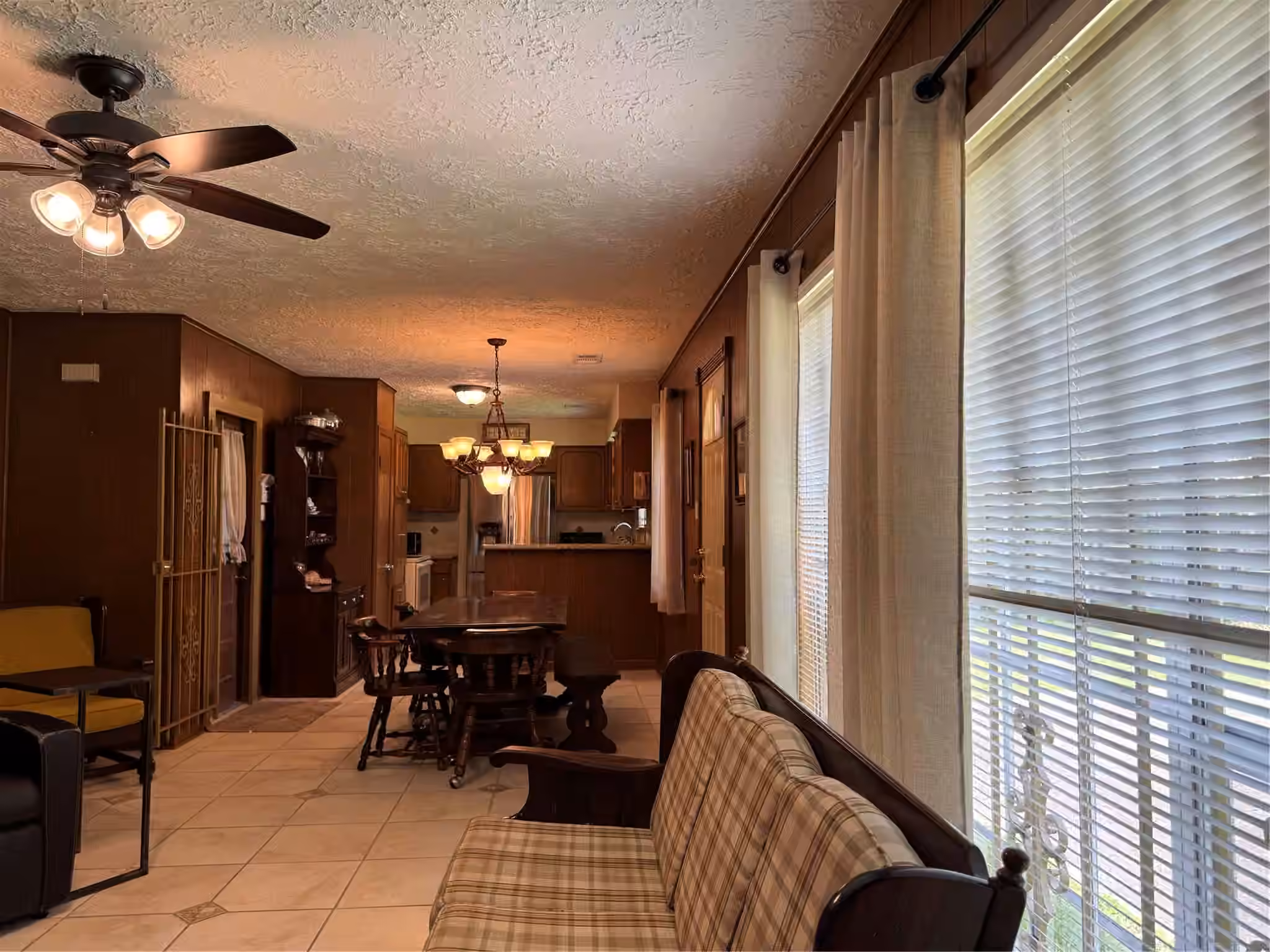 Photo 5 of 203 E Thornton Road, Houston, TX
