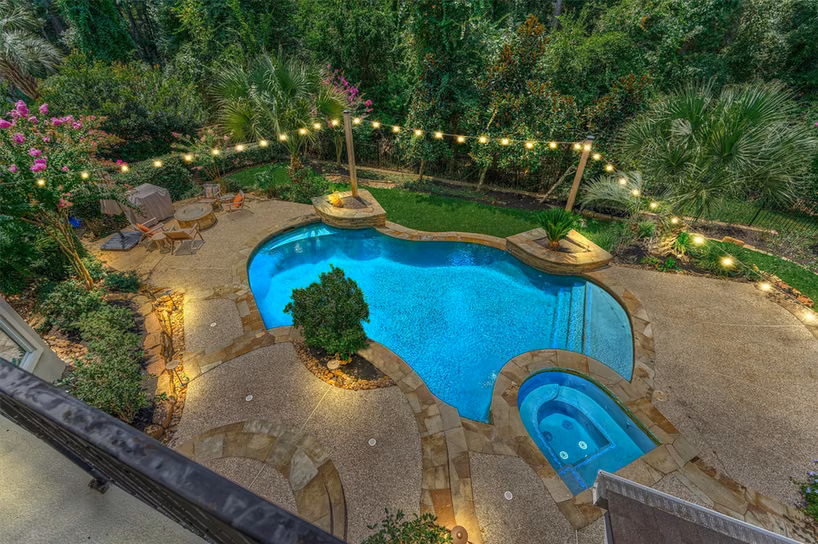 Photo 2 of 94 E Bracebridge Circle, The Woodlands, TX
