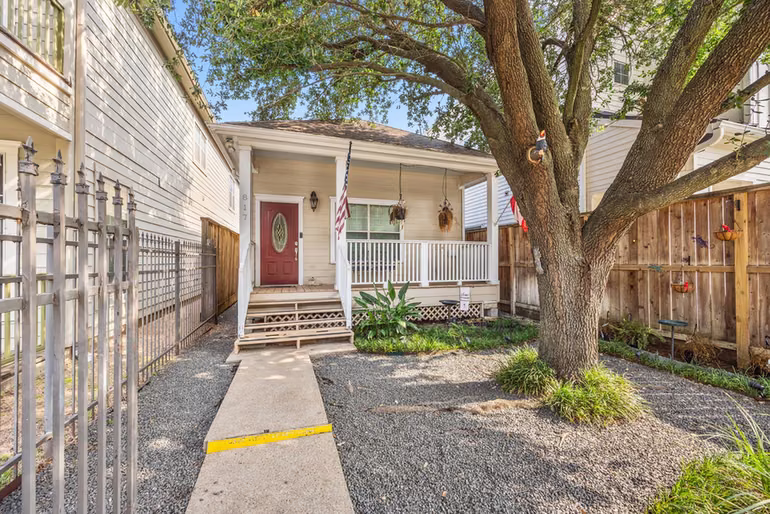 Photo 2 of 817 W 26th Street, Houston, TX