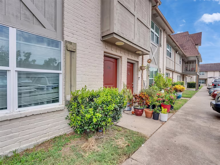 Photo 4 of 1701 Upland Drive 216, Houston, TX