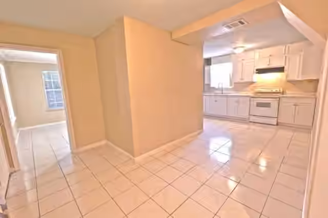 Photo 4 of 11130 Forrest Valley Drive, Houston, TX