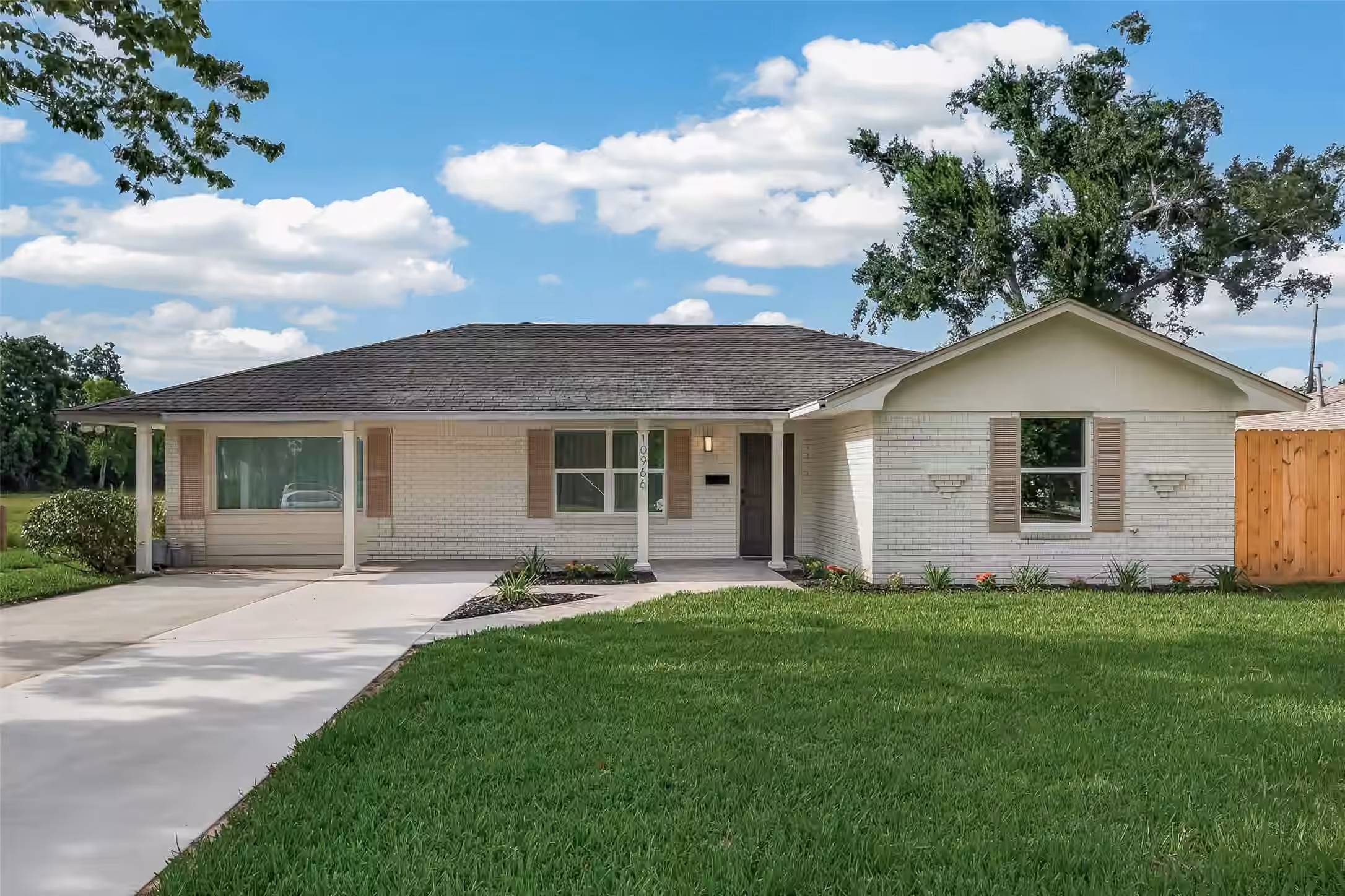 Photo of 10966 Shadow Wood Dr, Houston, TX