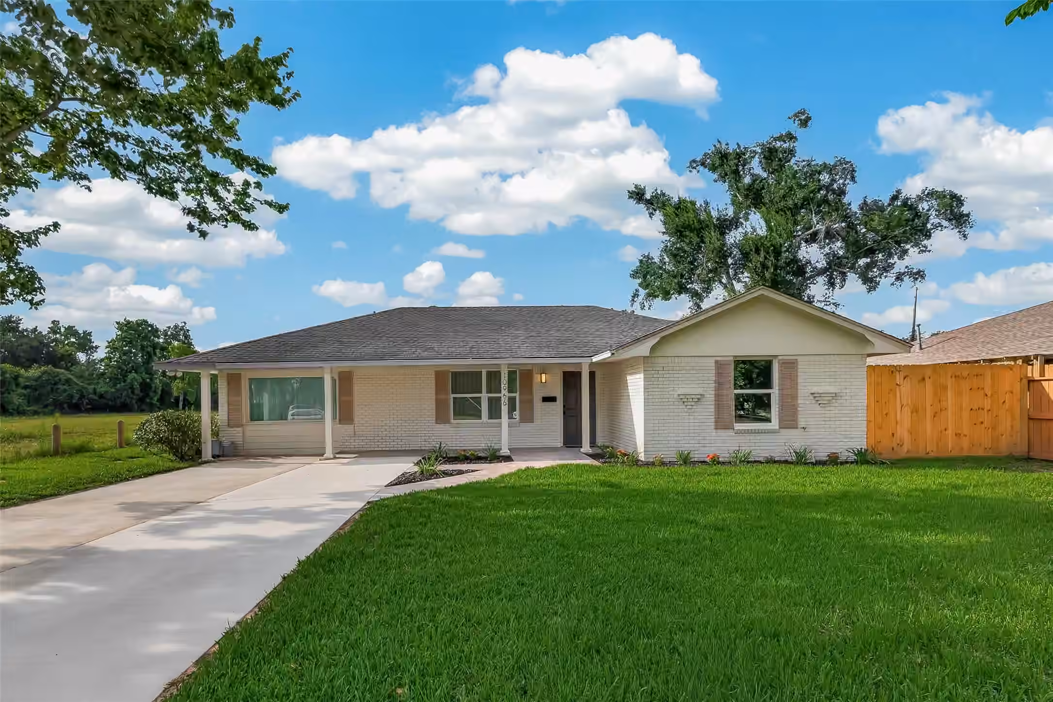 Photo 2 of 10966 Shadow Wood Dr, Houston, TX