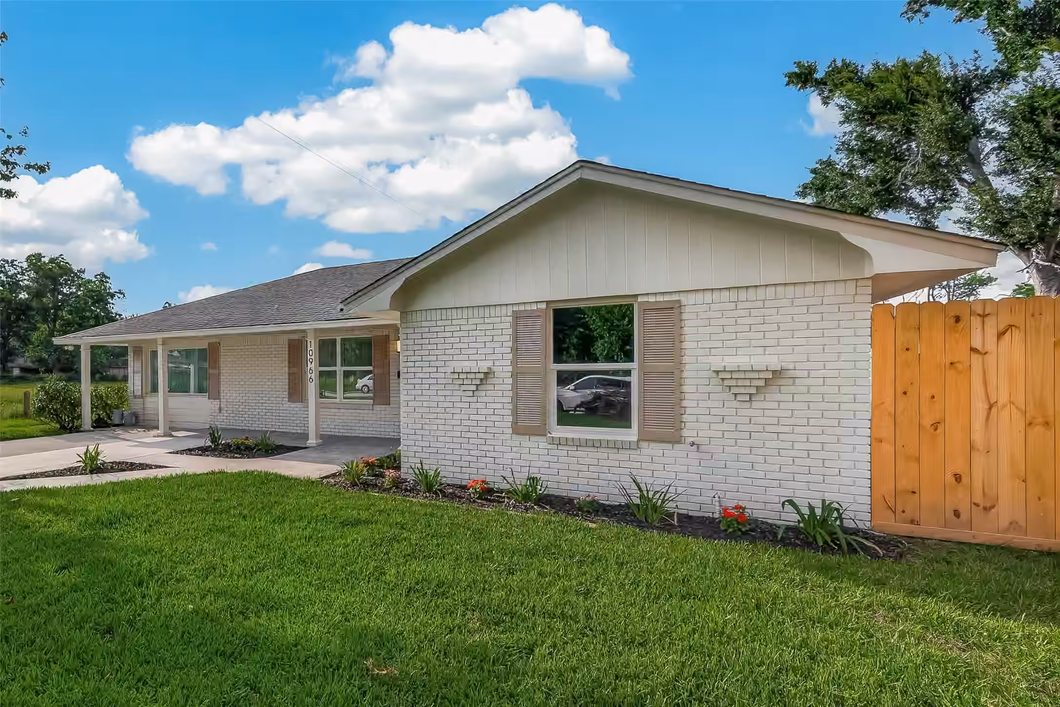 Photo 3 of 10966 Shadow Wood Dr, Houston, TX