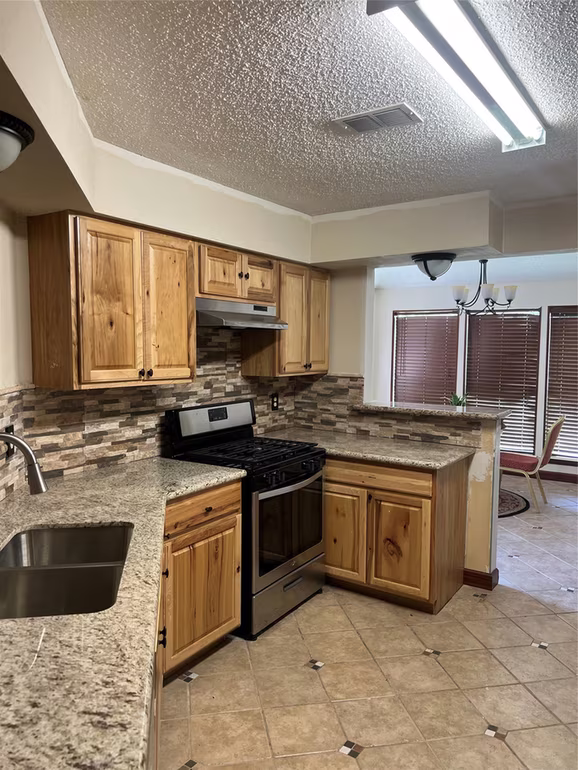 Photo 5 of 11002 Landsbury Circle, Houston, TX