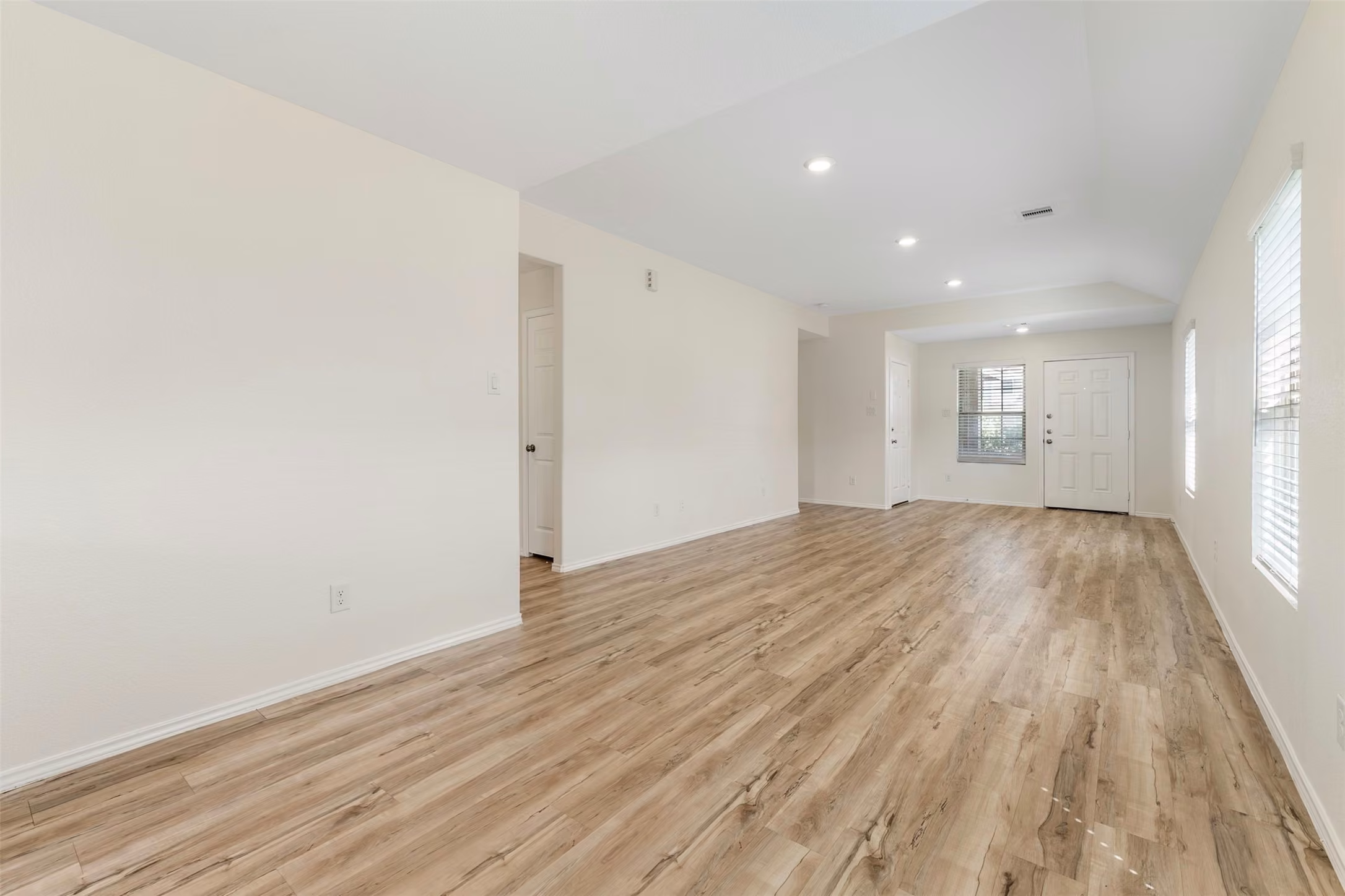 Photo 5 of 8635 Wooster Trails Drive, Baytown, TX