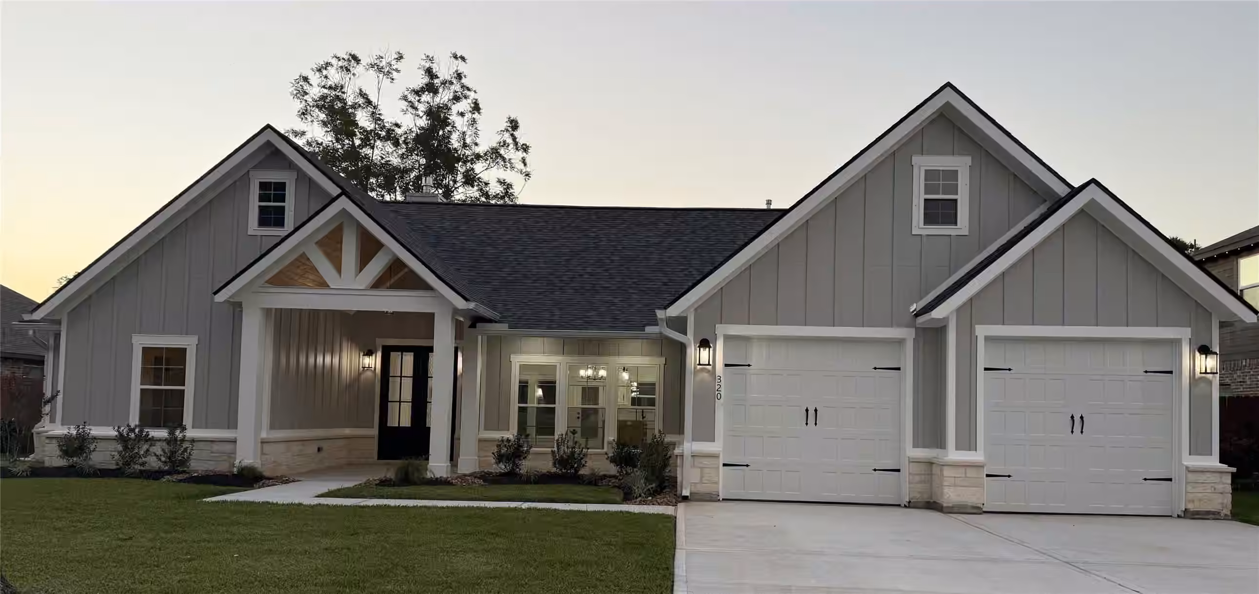 Photo 2 of 320 Wood Haven Drive, West Columbia, TX