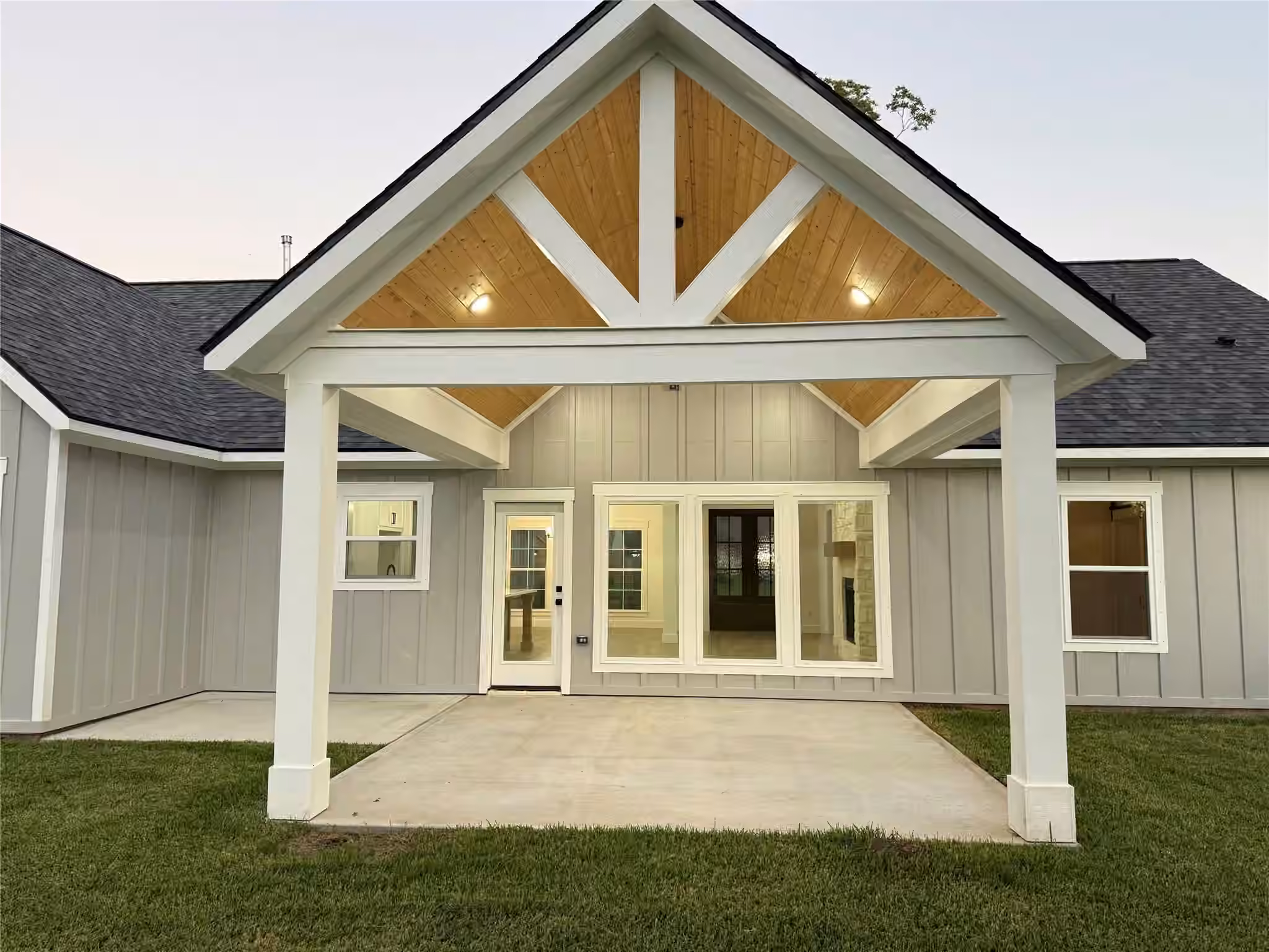 Photo 7 of 320 Wood Haven Drive, West Columbia, TX