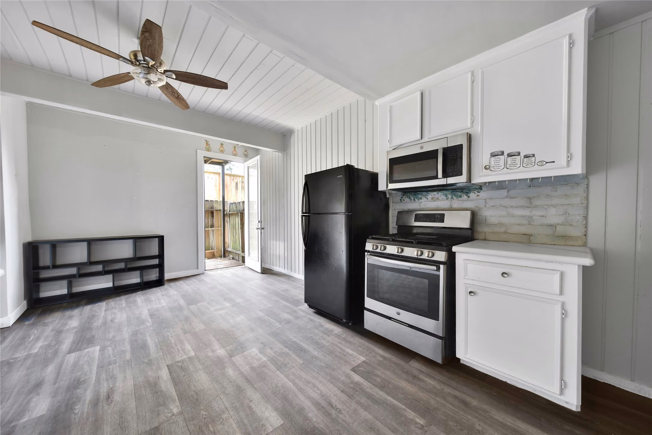 Photo 2 of 28 Lakeway Street, Conroe, TX