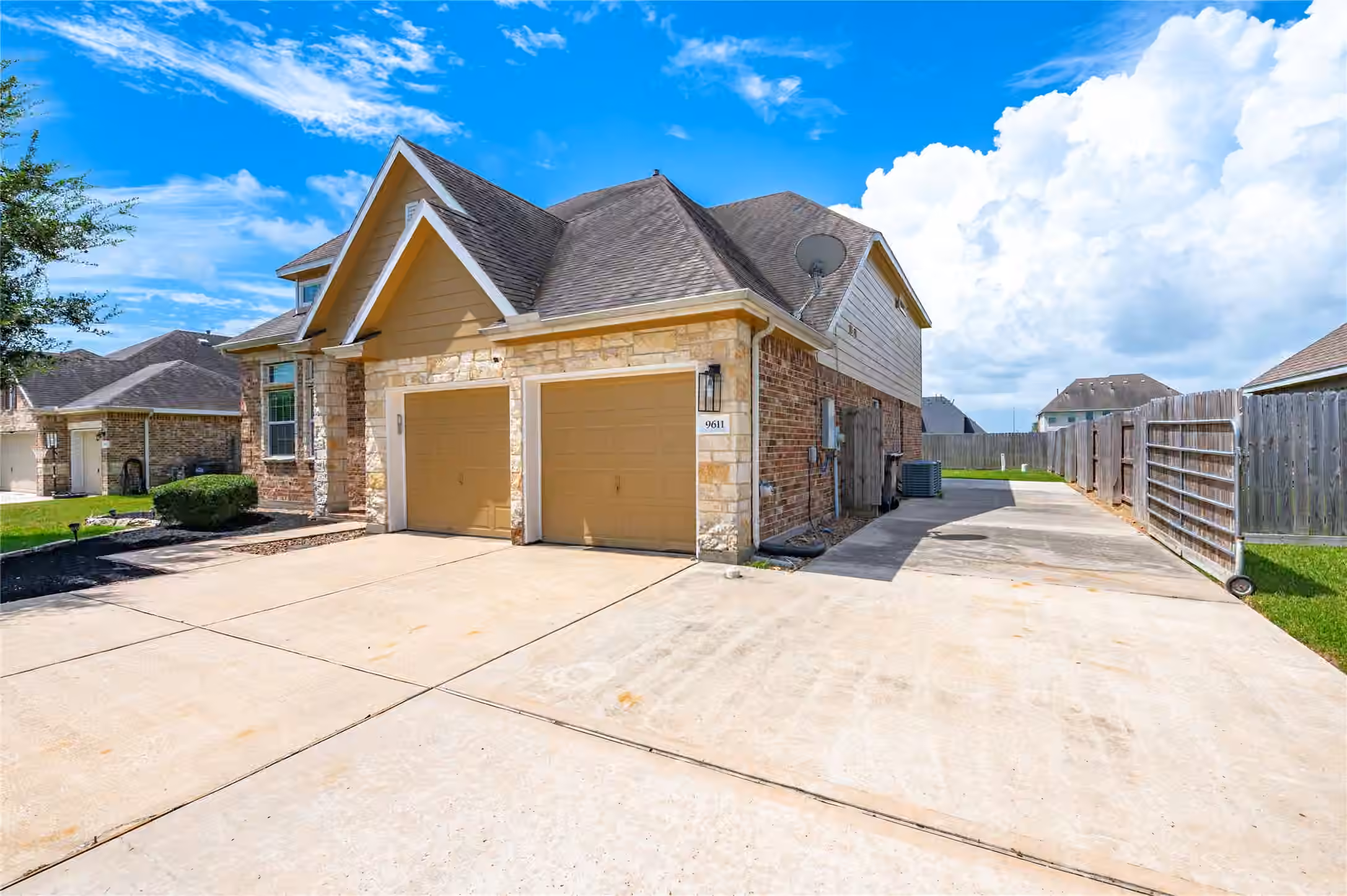 Photo 2 of 9611 Indian Trail, Mont Belvieu, TX