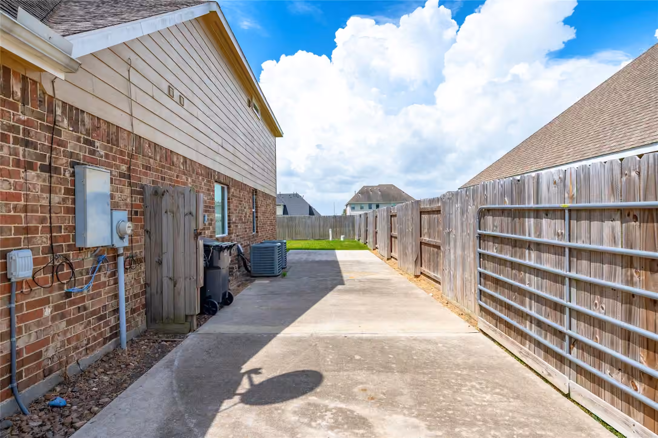 Photo 3 of 9611 Indian Trail, Mont Belvieu, TX