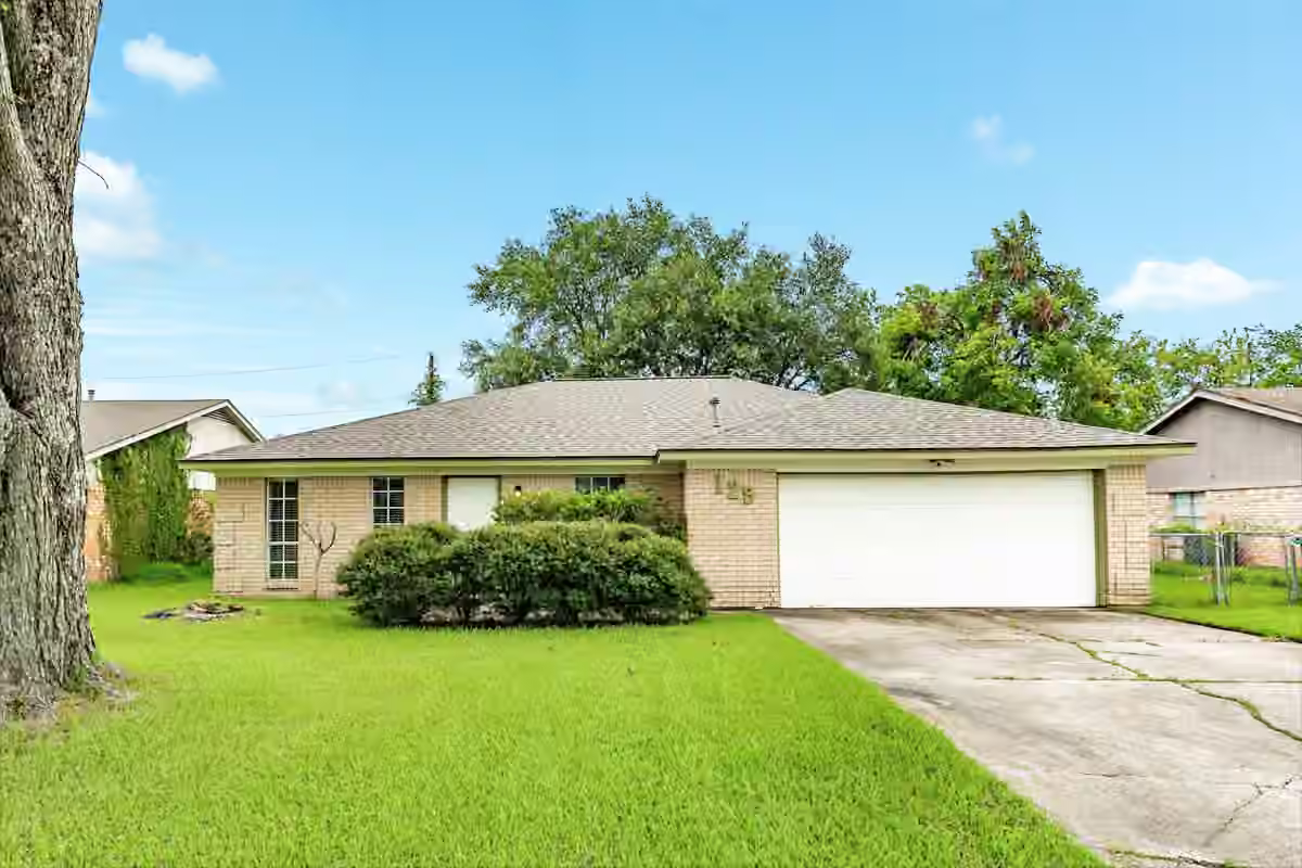 Photo of 129 La Laja Drive, Angleton, TX 77515