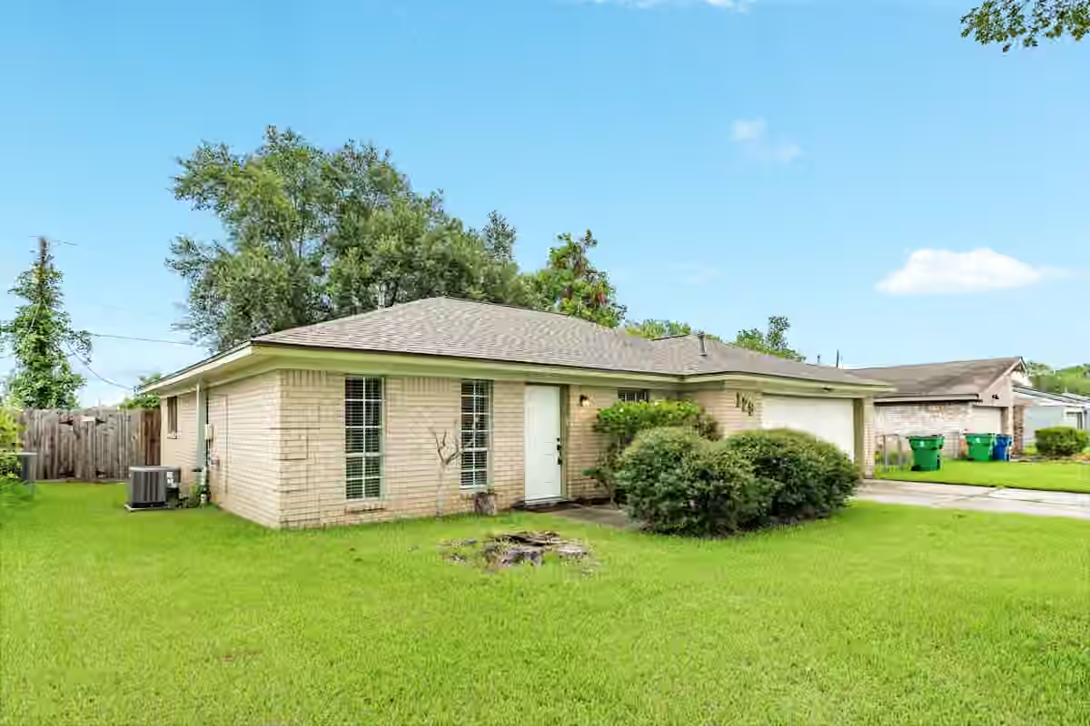 Photo 2 of 129 La Laja Drive, Angleton, TX