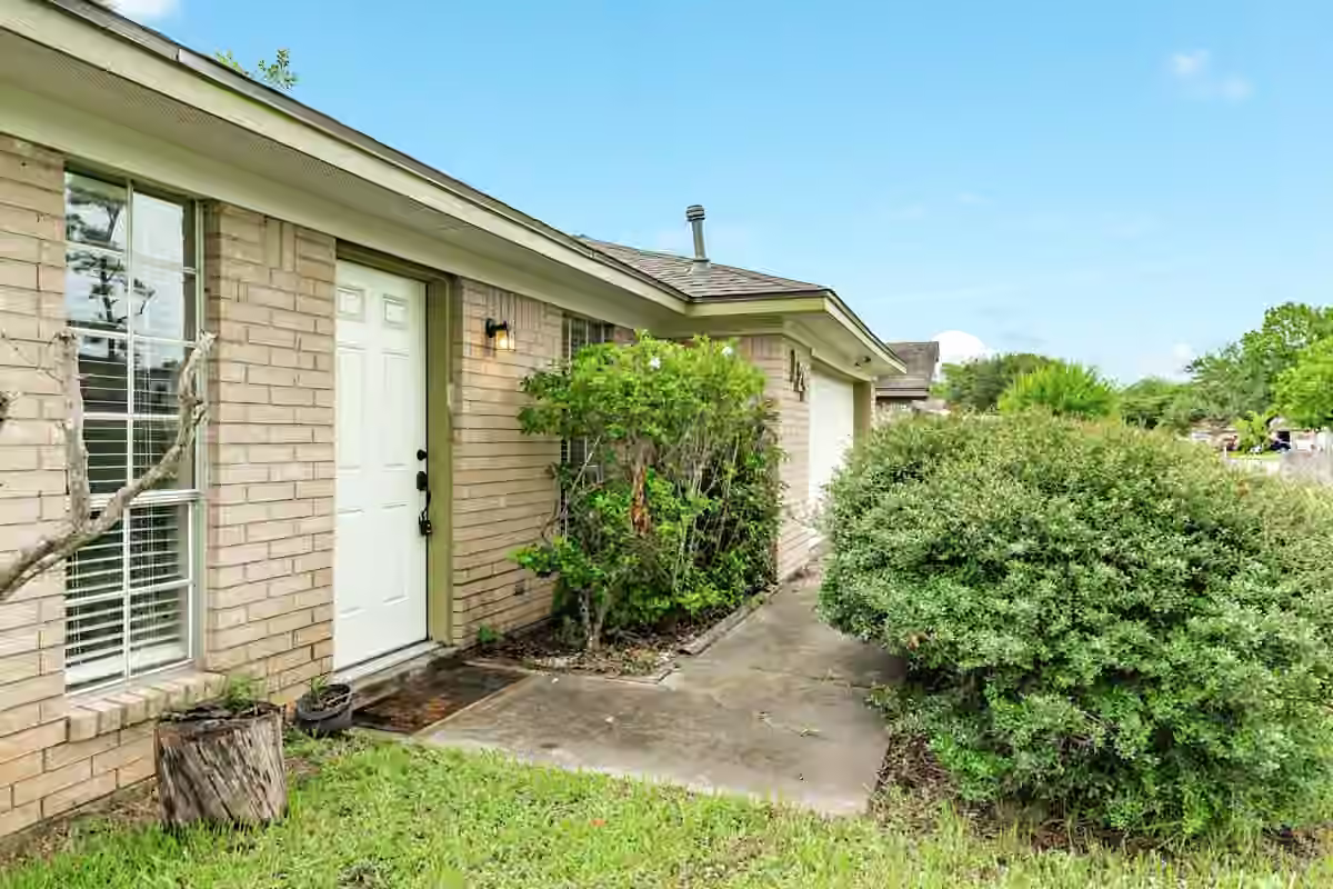 Photo 4 of 129 La Laja Drive, Angleton, TX