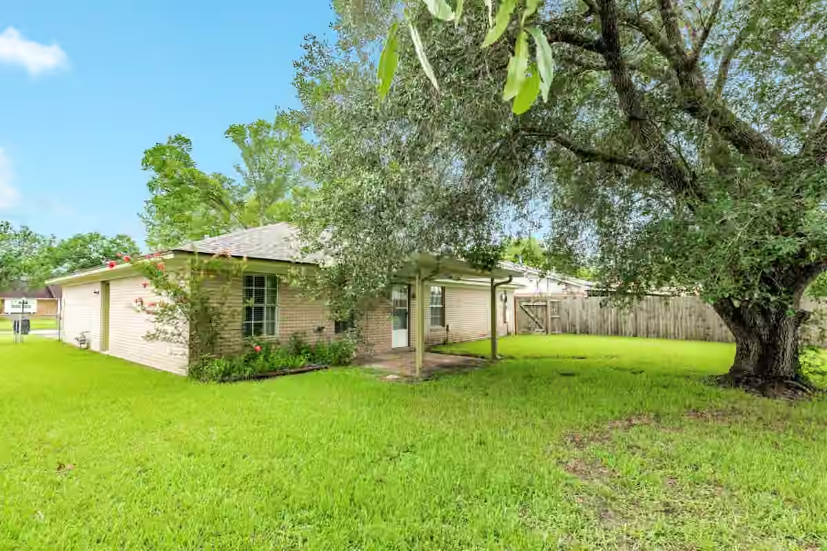 Photo 5 of 129 La Laja Drive, Angleton, TX