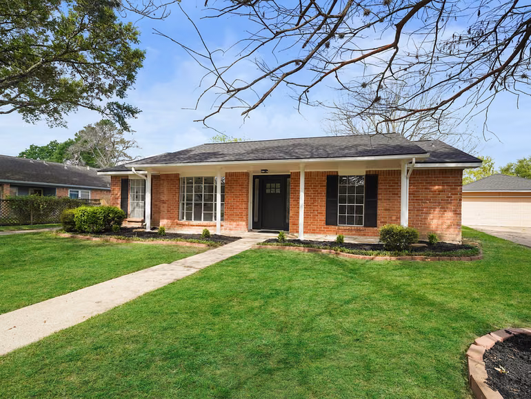 Photo 3 of 13906 Vinehill Drive, Sugar Land, TX