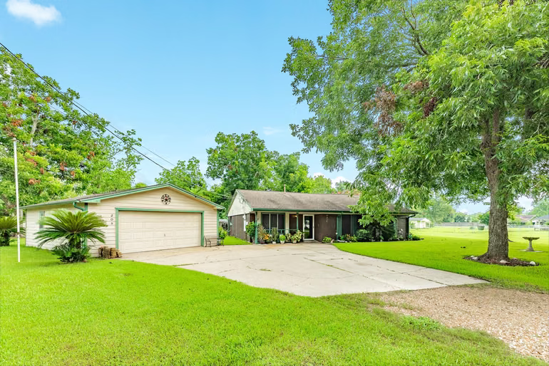Photo 3 of 208 Lostracco Street, Angleton, TX